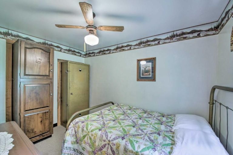 bed room of cabin near patoka lake